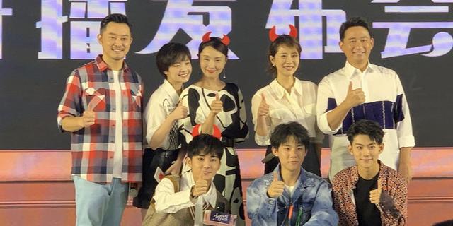 当海青和陶红在同一个框架内,虽然年龄差异只有5岁,海青看起来很小? 当海青和陶红在同一个框架内,虽然年龄差异只有5岁,海青看起来很小?
