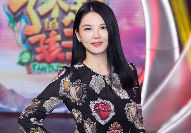 我被瘦削的李翔惊呆了!42岁,穿着印花裙,依然美丽典雅 我被瘦削的李翔惊呆了!42岁,穿着印花裙,依然美丽典雅