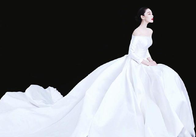张新宇真是群星中的一条清流。她穿了12万件婚纱,但她感觉很好 张新宇真是群星中的一条清流。她穿了12万件婚纱,但她感觉很好