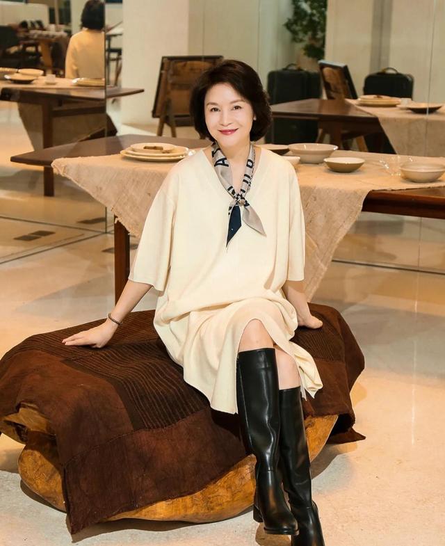 当一个女人60岁以上的时候,她应该更加注意自己的衣着,学习“上下法则”,这是先进和时尚 当一个女人60岁以上的时候,她应该更加注意自己的衣着,学习“上下法则”,这是先进和时尚
