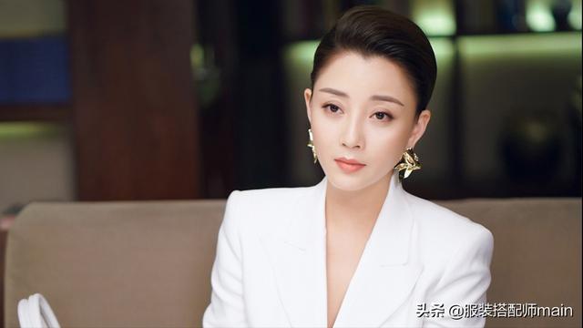 我认为尹涛剧中的衣服足够吸引人,但她的耳环是最引人注目的 我认为尹涛剧中的衣服足够吸引人,但她的耳环是最引人注目的