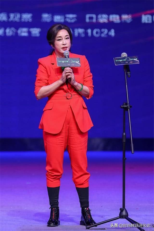 刘晓青对时尚着迷?卷起你的西装裤,露出你温暖的棉裤,真是尴尬!该穿旧衣服了 刘晓青对时尚着迷?卷起你的西装裤,露出你温暖的棉裤,真是尴尬!该穿旧衣服了
