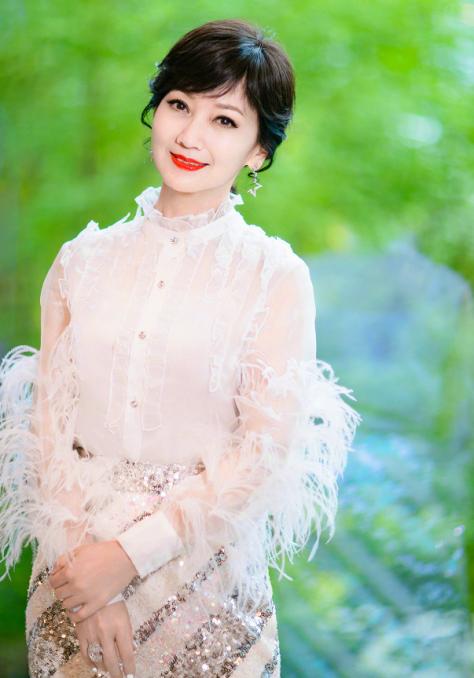 不要被赵亚芝的冰冻年龄所欺骗。拍美丽的照片时被白发暴露在外真的很痛苦 不要被赵亚芝的冰冻年龄所欺骗。拍美丽的照片时被白发暴露在外真的很痛苦