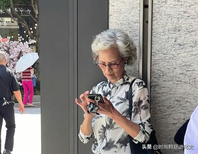 岁月从未战胜美丽。看看上海街头的“老人服”,优雅而平静 岁月从未战胜美丽。看看上海街头的“老人服”,优雅而平静