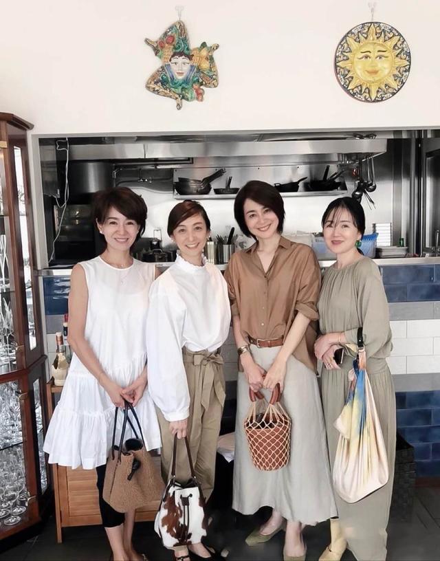建议中年女性尽量少穿紧身裤!看看日本的家庭主妇。它们既时髦又有女人味 建议中年女性尽量少穿紧身裤!看看日本的家庭主妇。它们既时髦又有女人味